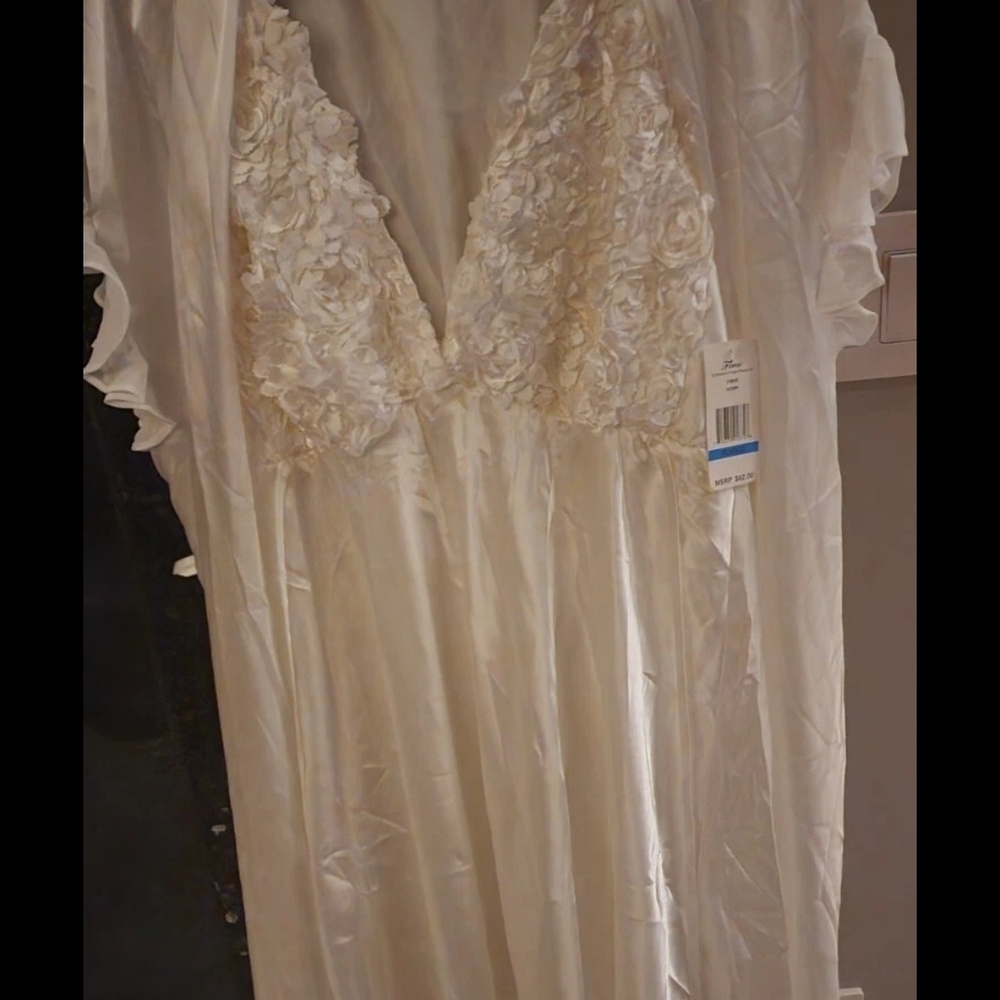 Flora Nikrooz Cream Floral Lace Robe